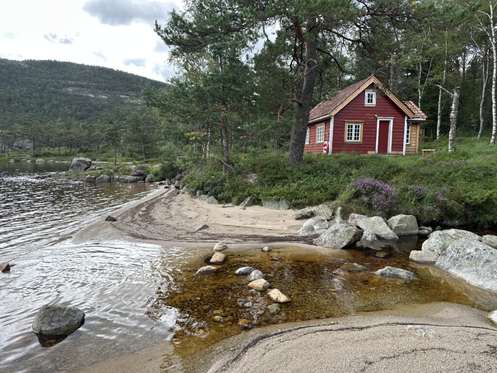 Veslebu- hytte ved vannet